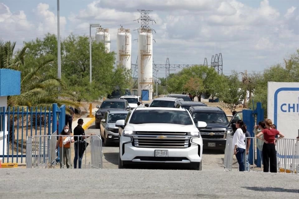 Acompañado de funcionarios federales y del Gobernador Samuel García ingresó poco después de las 11:00 horas.