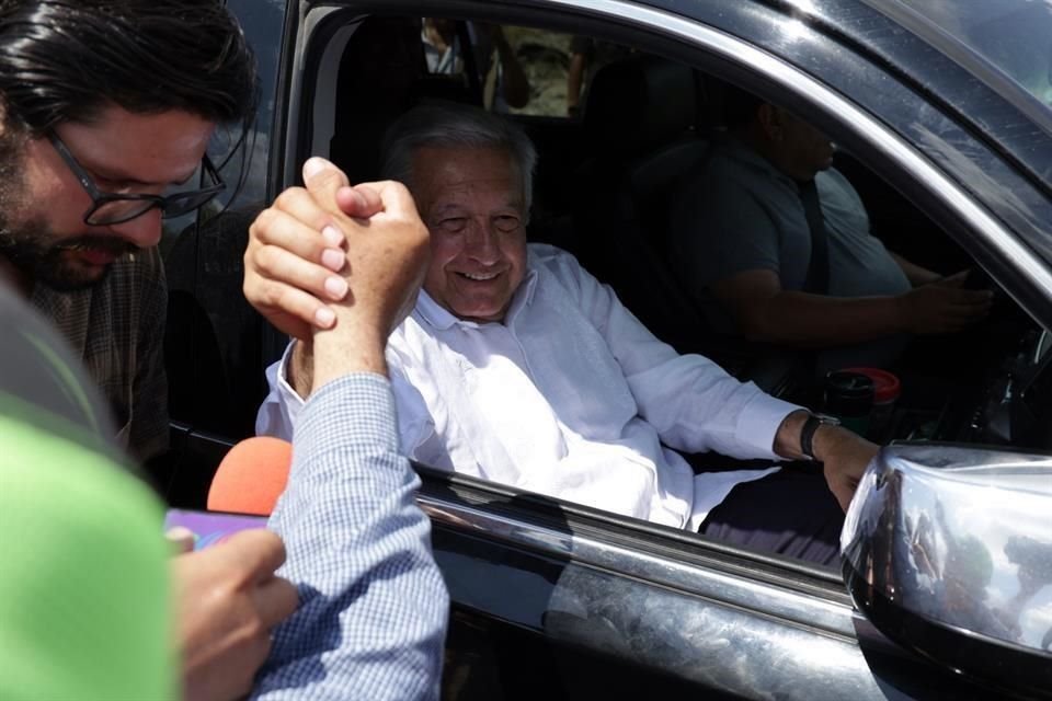A las 11:40 se dirigió a la zona de la Presa El Cuchillo, donde el Mandatario atendió a unos habitantes de China y escuchó algunas de sus ideas y propuestas.