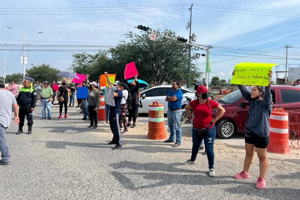 Alrededor de 15 personas iniciaron una manifestación para expresar su inconformidad por la operación del predio de Matatlán, en el que se continúa depositando basura.