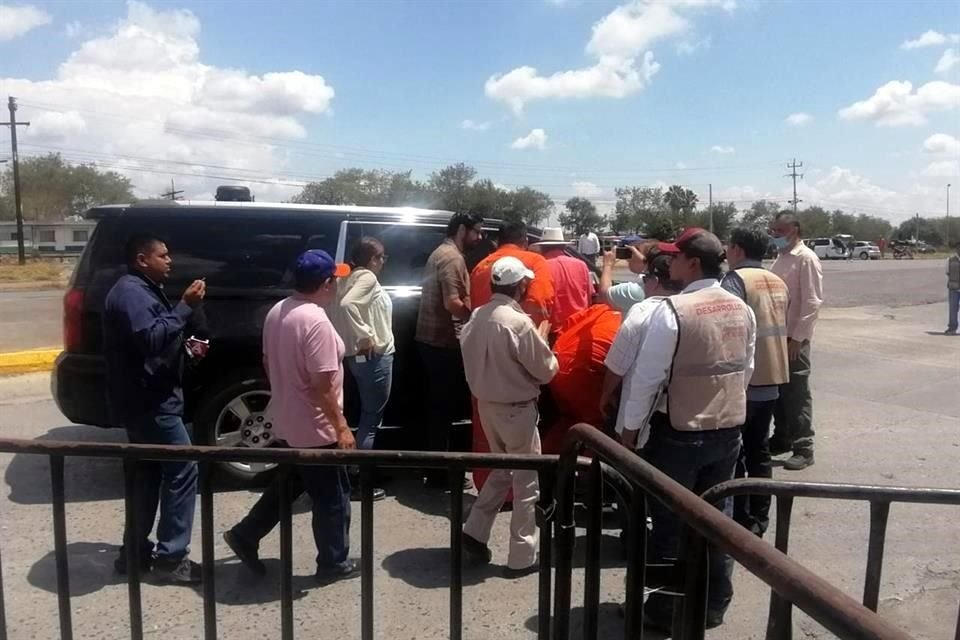 El Presidente llegó cerca de las 12:20 horas a la Refinería y fue recibido por un grupo de trabajadores.