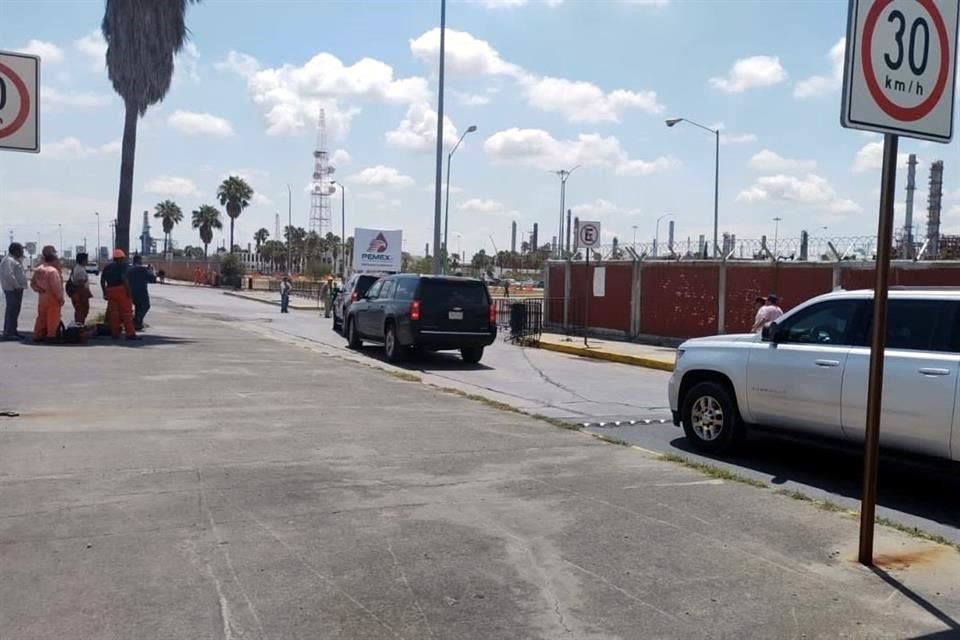 El Presidente llegó cerca de las 12:20 horas a la Refinería y fue recibido por un grupo de trabajadores.