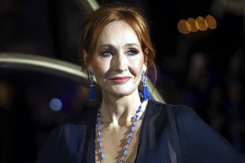 JK Rowling fue amenazada en redes sociales tras hacer público su apoyo al escritor Salman Rushdie, quien fue apuñalado en Nueva York.