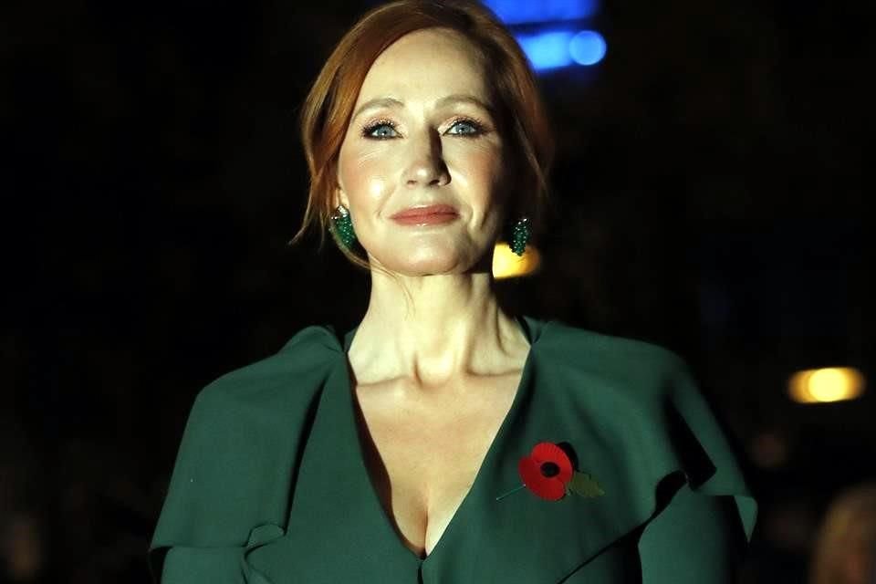 JK Rowling fue amenazada en redes sociales tras hacer público su apoyo al escritor Salman Rushdie, quien fue apuñalado en Nueva York.