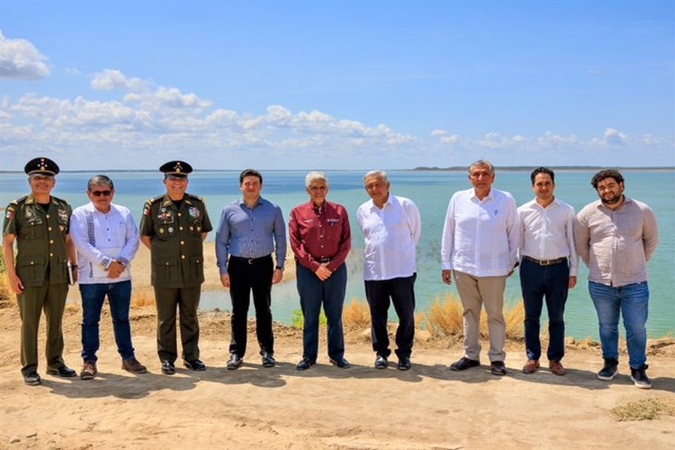 El Presidente López Obrador dijo que se firmará un compromiso con Gobernador de NL, Samuel García, para construir un acueducto y llevar más agua de la presa El Cuchillo a Monterrey.