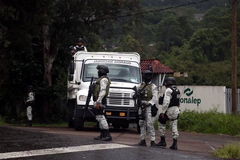 En el operativo también aseguraron un arsenal de al menos 80 armas largas y una veintena de vehículos, uno de ellos blindado.