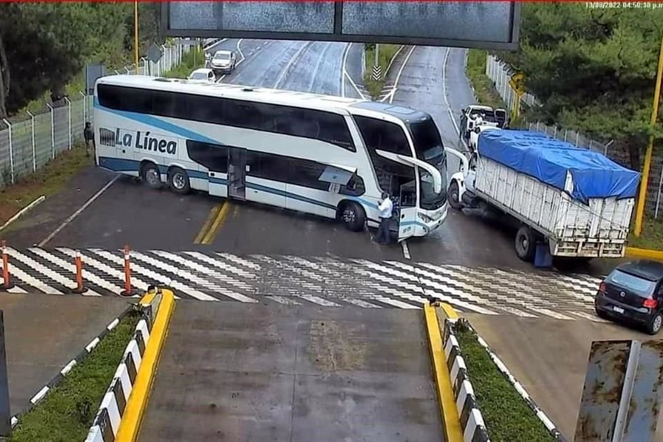 Los detenidos sostenían un bloqueo en la Autopista Siglo XXI, en Michoacán, así como en la carreta libre por Tiamba, en Uruapan.