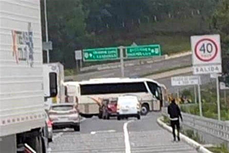 Más de 100 hombres armados cerraron el paso vehicular con un camión Torton, mostrando sus armas y cartulinas. 