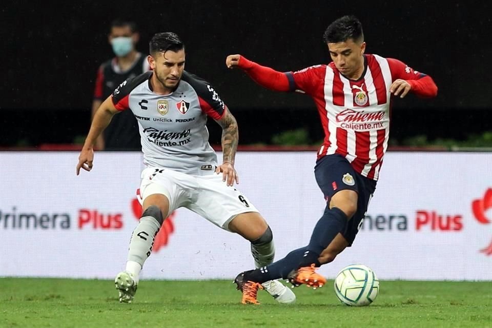 Chivas y Atlas empataron a un gol, en un juego intenso y polémico.