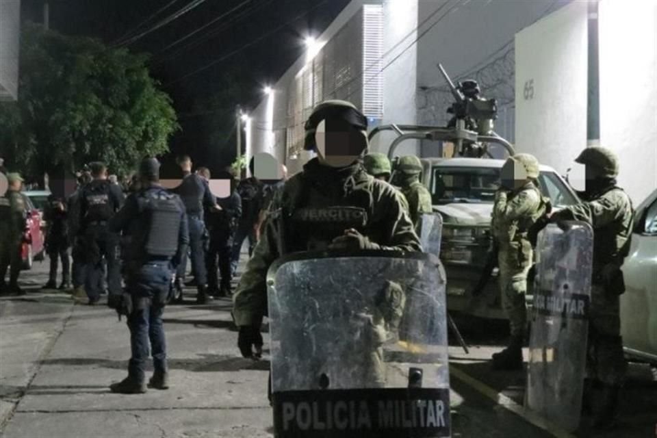 Al lugar acudieron elementos de la Secretaría de la Defensa Nacional (Sedena), Guardia Nacional (GN) y la Secretaría de Seguridad Pública local e hicieron las detenciones.