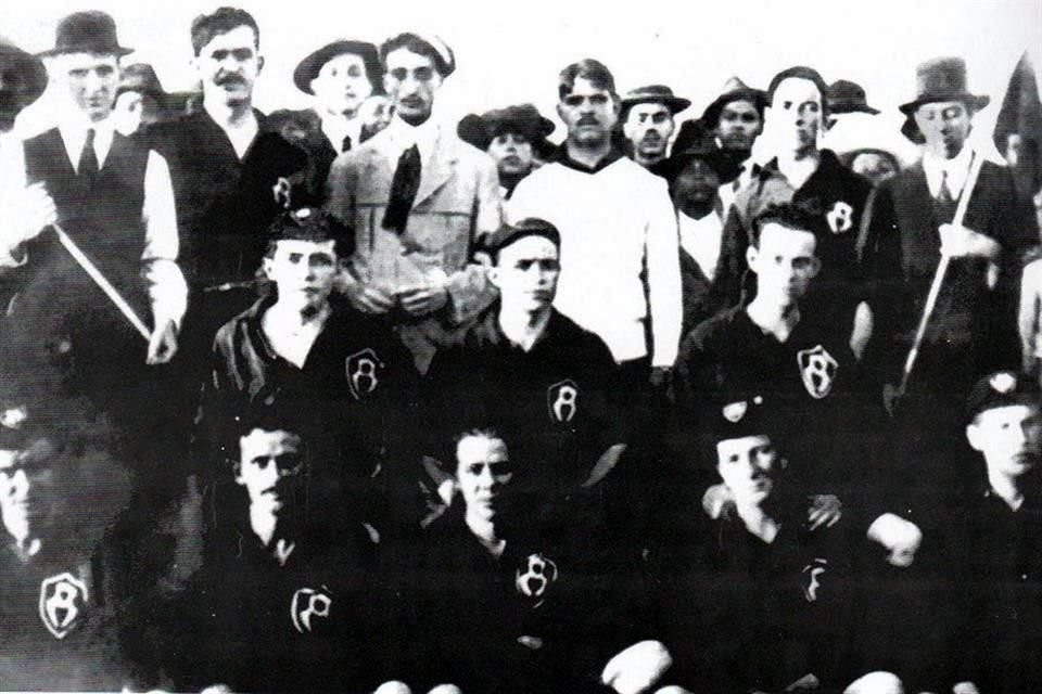 Los Rojinegros surgieron gracias a la iniciativa de varios tapatíos que habían estudiado en Inglaterra.