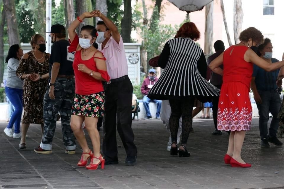 Un centenar de hombres y mujeres de la tercera edad se reúnen cada domingo para disfrutar de salsas y cumbias.