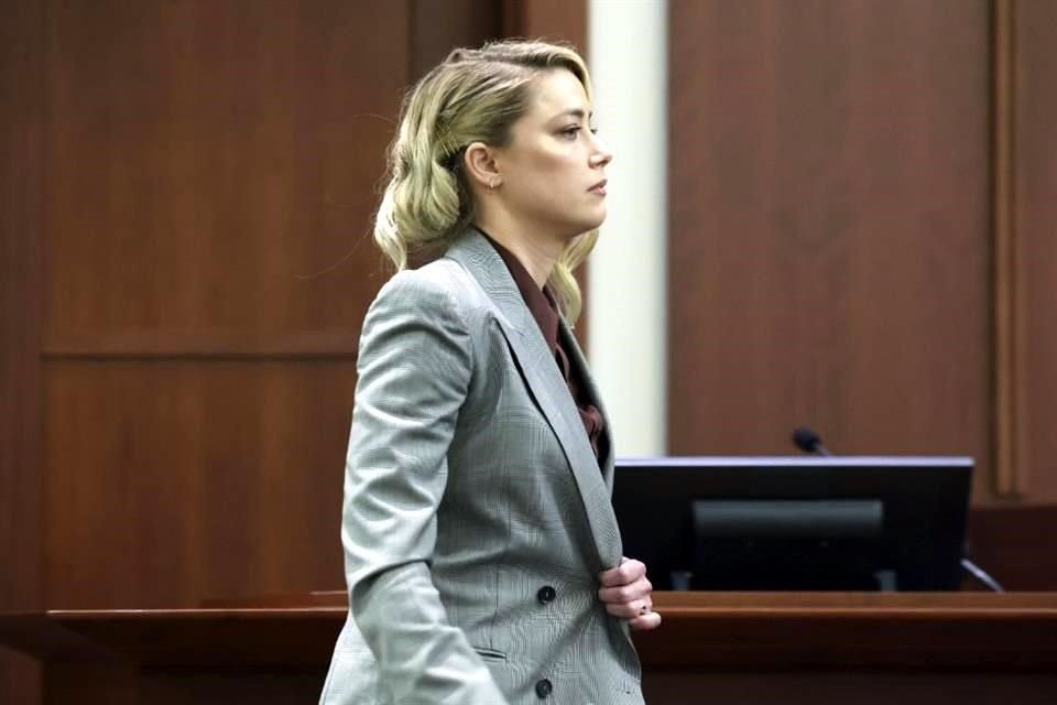 Amber Heard contrató a un nuevo equipo legal y despidió a uno de sus abogados; quiere apelar el veredicto a favor de Johnny Depp.