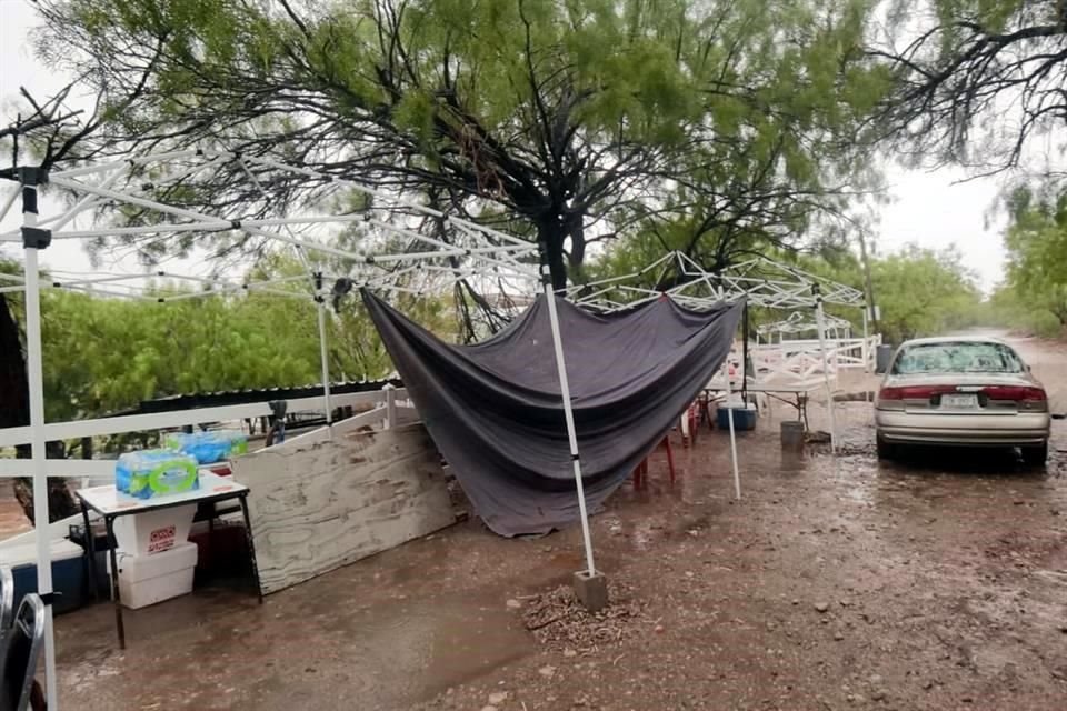 Los toldos donde los familiares de los mineros atrapados permanecían día y noche quedaron vacíos después de la tormenta registrada la madrugada de este lunes.