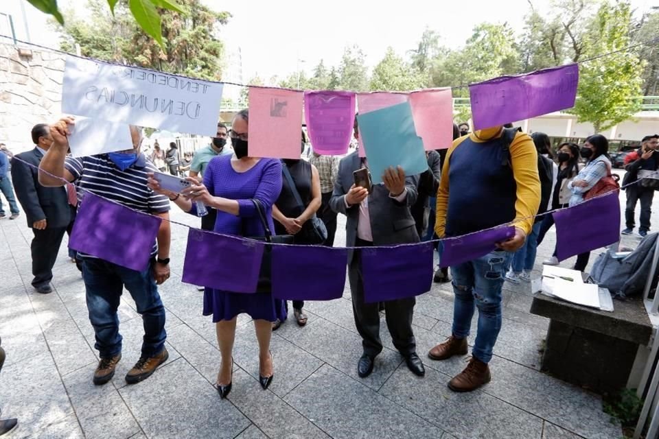 En la entrada del Conservatorio Nacional de Música, estudiantes montaron un tendedero de denuncias con el #CNMSINVIOLENCIA con testimonios de acoso sexual, violencia psicológica y abuso verbal.