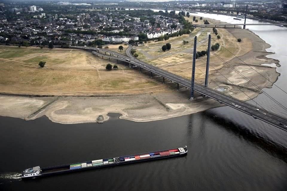 Un barco de mercancías navega por el Rin en Dusseldorf, Alemania, el lunes 15 de agosto de 2022. El nivel de agua en el Rin ha batido un récord debido a la sequía.