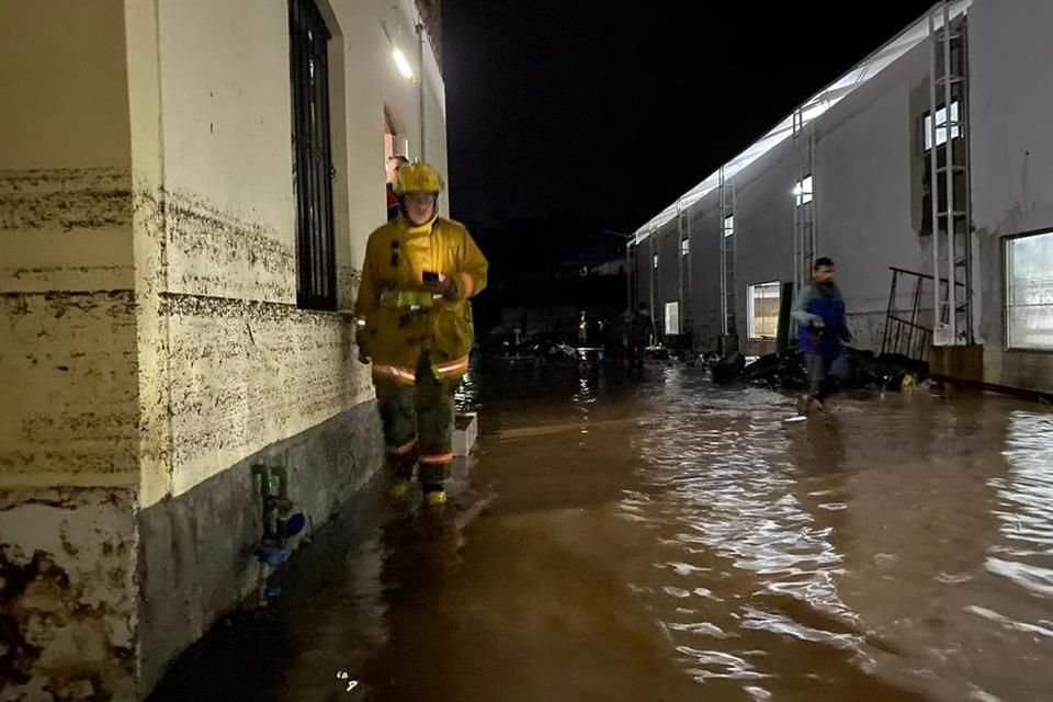 La lluvia de anoche causó que un arroyo se desbordará en Zapotlanejo, dejando viviendas afectadas.