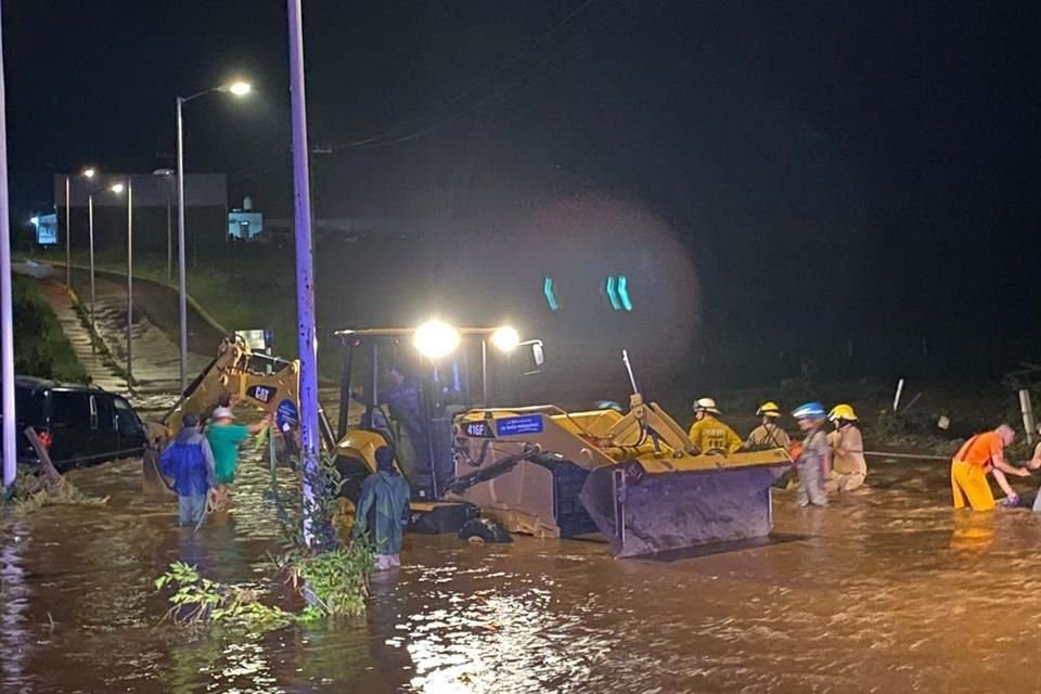 La lluvia de anoche causó que un arroyo se desbordará en Zapotlanejo, dejando viviendas afectadas.