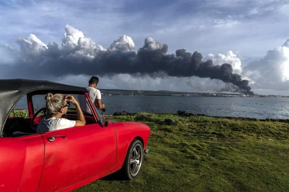 En Matanzas, Cuba, se logró contener el incendio en los tanques de crudo. Pero expertos advierten que las sustancias usadas para sofocar el fuego ponen en riesgo el medioambiente y la salud.