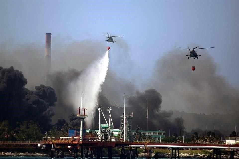 Helicópteros sobrevuelan la base de superpetroleros de Matanzas.