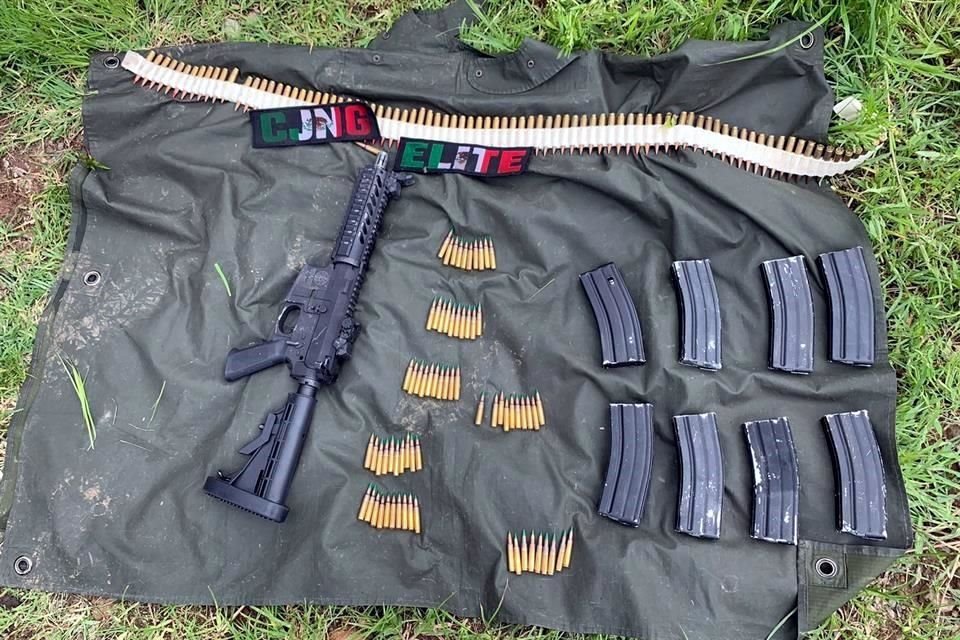 Vehículos, armas y aditamentos del CJNG asegurados tras narcoataques del 9 de agosto.