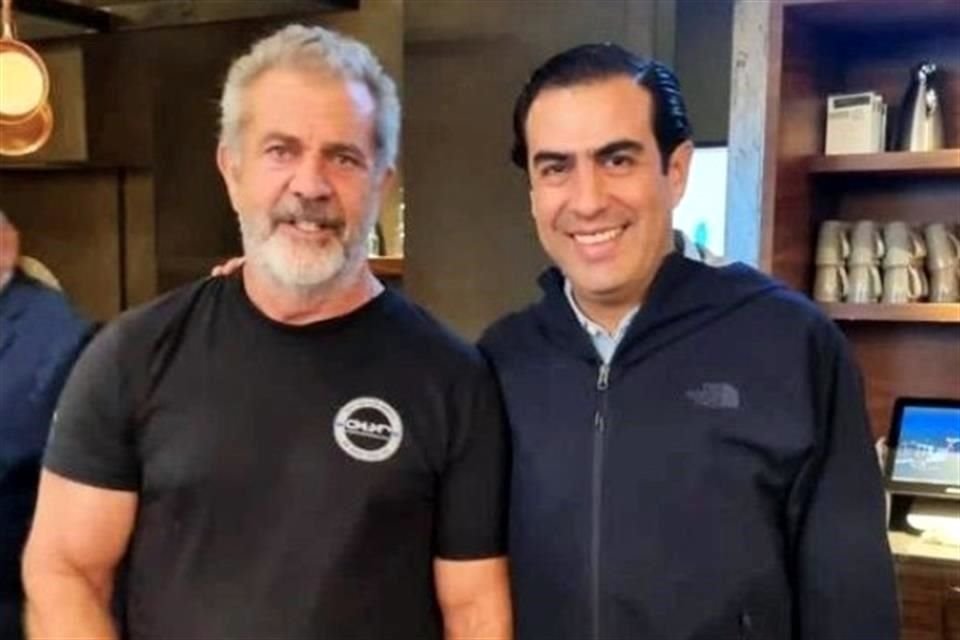 Mel Gibson y Esteban Estrada, titular de la Agencia Estatal de Entretenimiento.