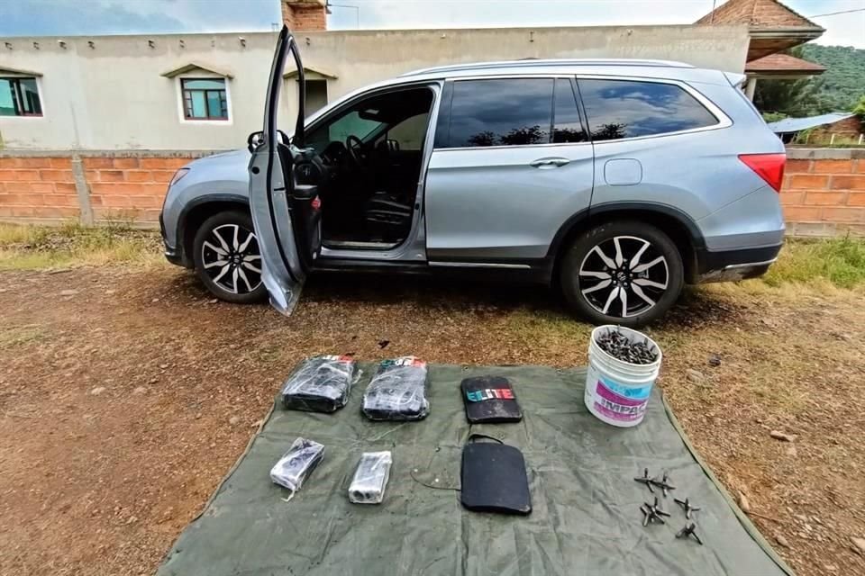 Entre las cosas decomisadas también había parches bordados con las siglas 'CJNG' y la palabra 'ELITE'.