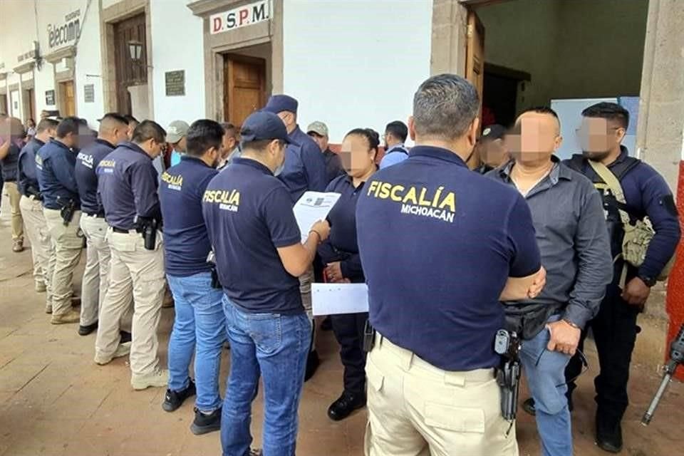 Los elementos fueron detenidos en la comandancia municipal de Taretan, Michoacán.