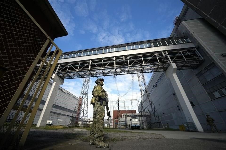 Un soldado ruso vigila las instalaciones de la planta nuclear de Zaporiyia, en Ucrania.