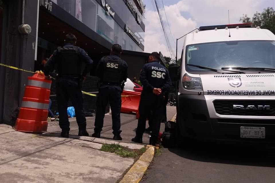 Un hombre sustituía la nomenclatura de una aseguradora, a una altura aproximada de 10 metros cuando cayó. 