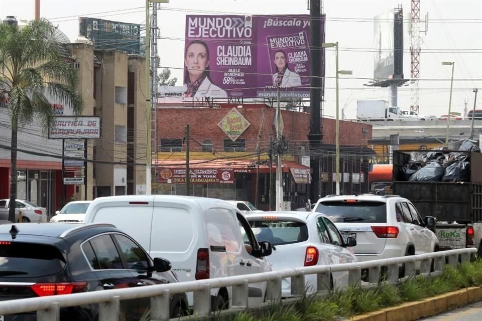Un espectacular con la imagen de Claudia Sheinbaum se encuentra cerca del cruce de Patria y Vallarta, en Zapopan.