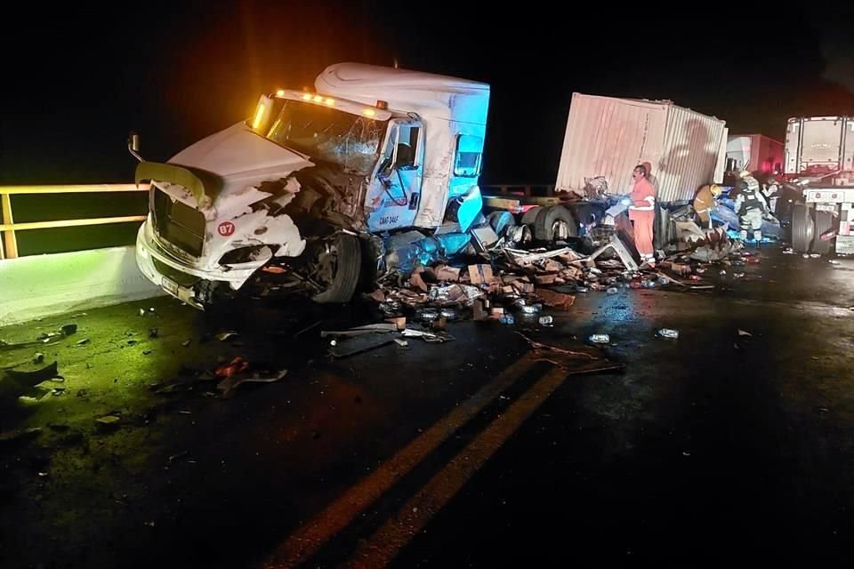 El choque ocurrió en el kilómetro 107+400 entre 6 tractocamiones que iban en sentido hacia Colima.