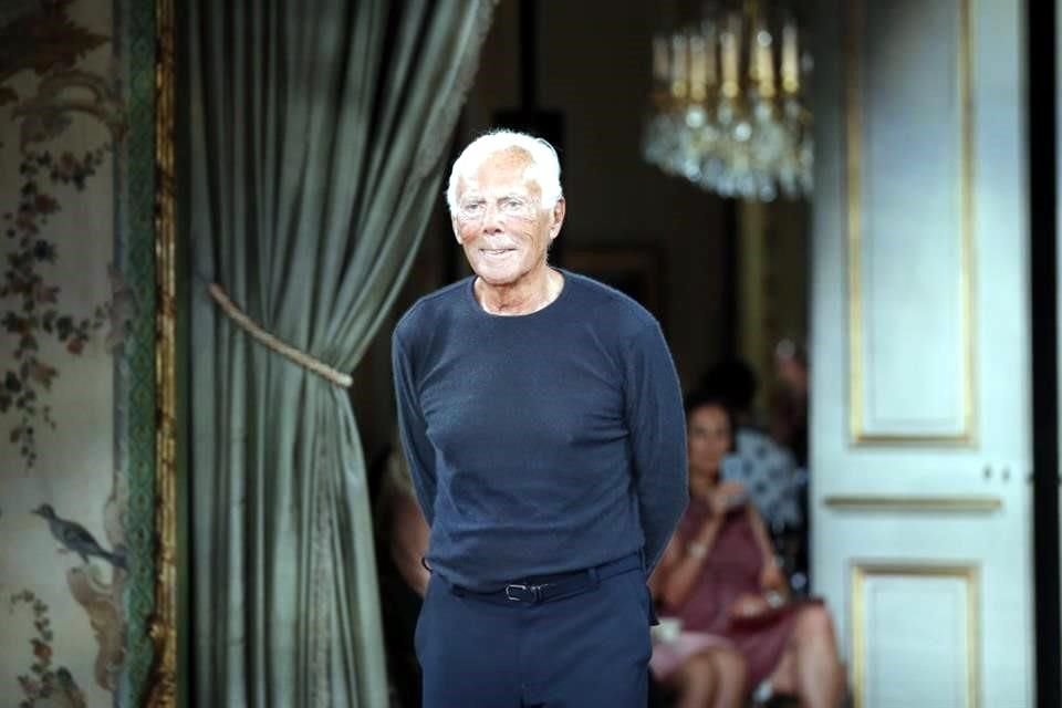 El diseñador italiano Giorgio Armani al estallaran incendios forestales en la isla italiana de Pantelleria dio cobijo a personas en su yate.