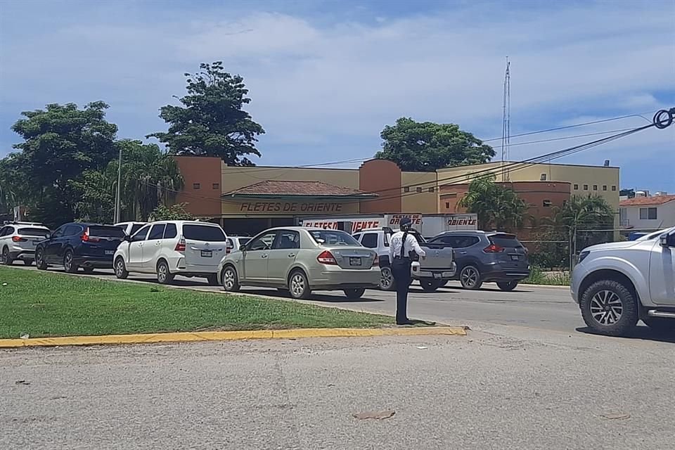 A causa de un accidente donde terminaron lesionados dos trabajadores de una obra de la SICT, el tráfico en la Avenida Francisco Medina Ascencio de Puerto Vallarta se vio colapsado en la parte norte.