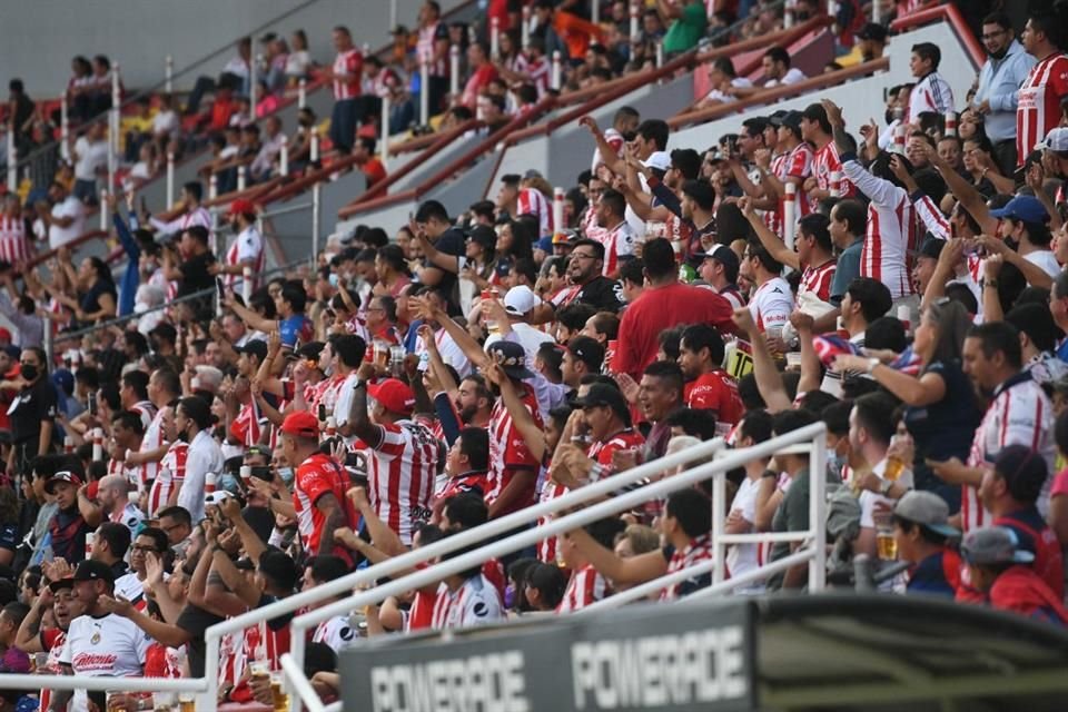 La afición del Rebaño aplaudió los goles desde la tribuna del Estadio Victoria.