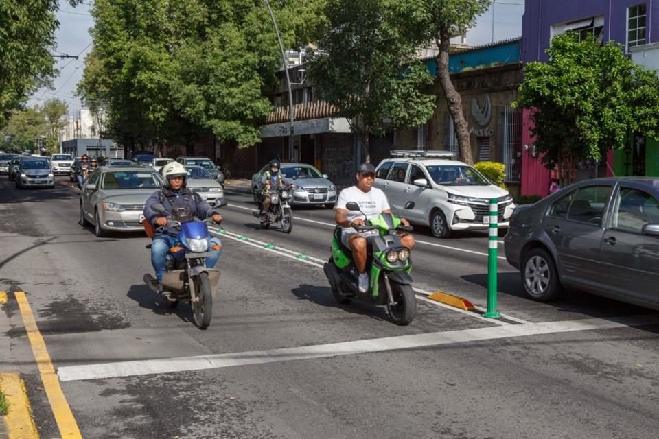 Los motociclistas también invaden el carril exclusivo para las bicis y el transporte público.