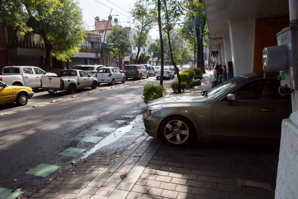 Vecinos y comerciantes de la Avenida Hidalgo batallarán para la entrada y salida de sus vehículos.