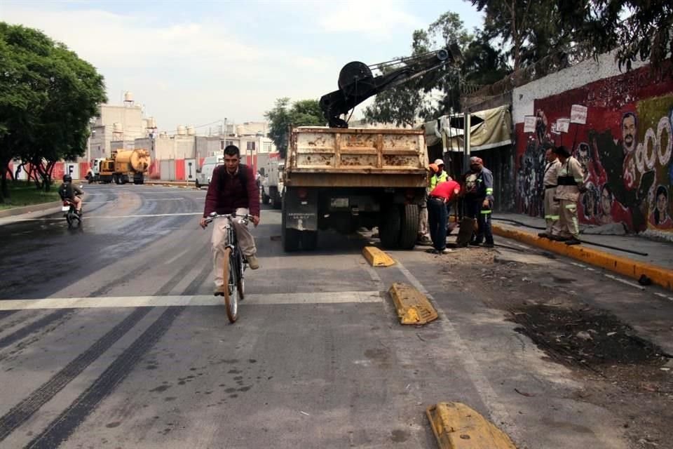 Usuarios de la ciclovía de Eje 5 Sur tienen que enfrentarse a la obstrucción de basura e invasión de motocicletas, arriesgando su vida.