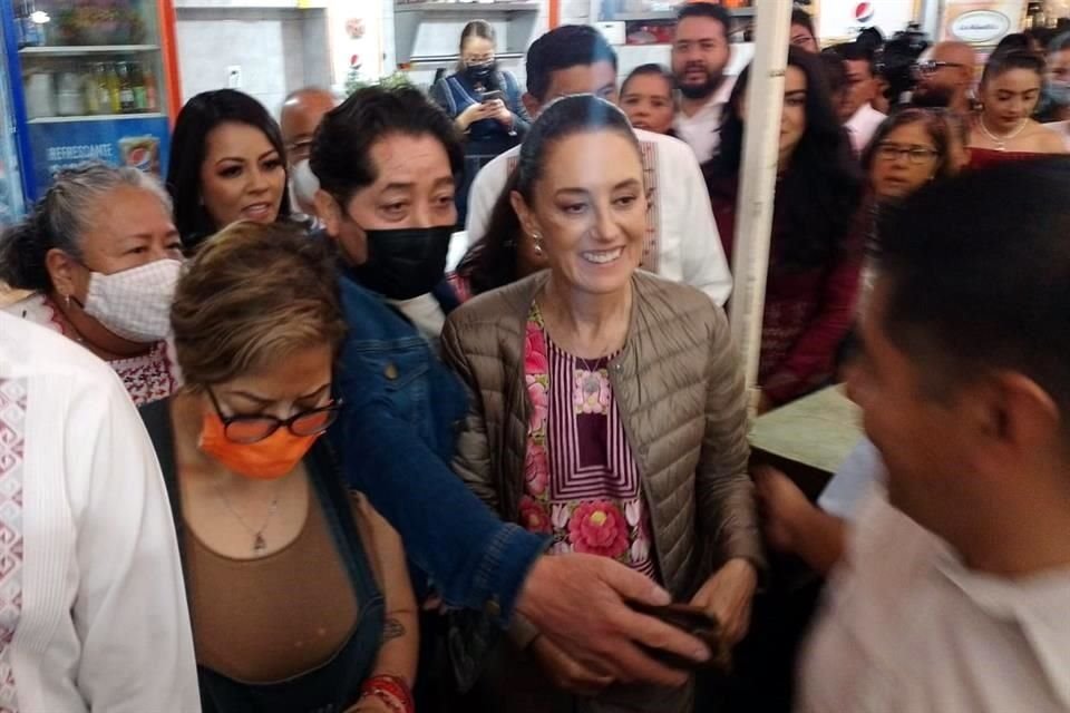 La Jefa de Gobierno de CDMX también visitó un mercado donde saludó a locatarios.