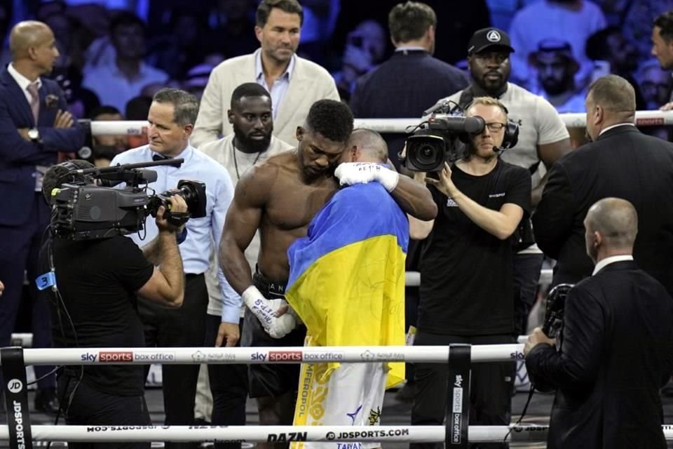 Anthony Joshua felicitó a Oleksandr Usyk tras la pelea.