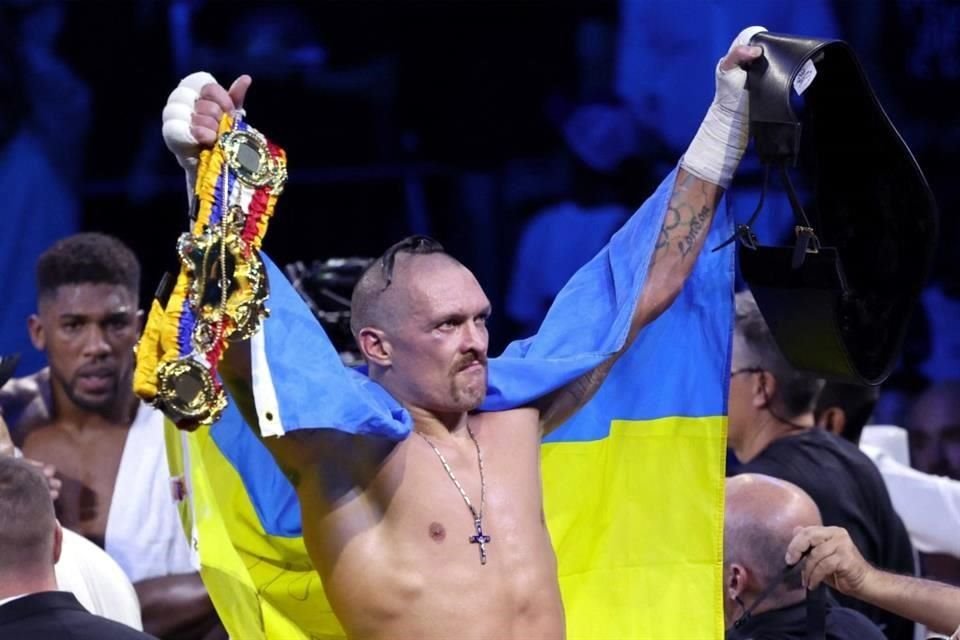Oleksandr Usyk sigue como campeón de los Pesados.