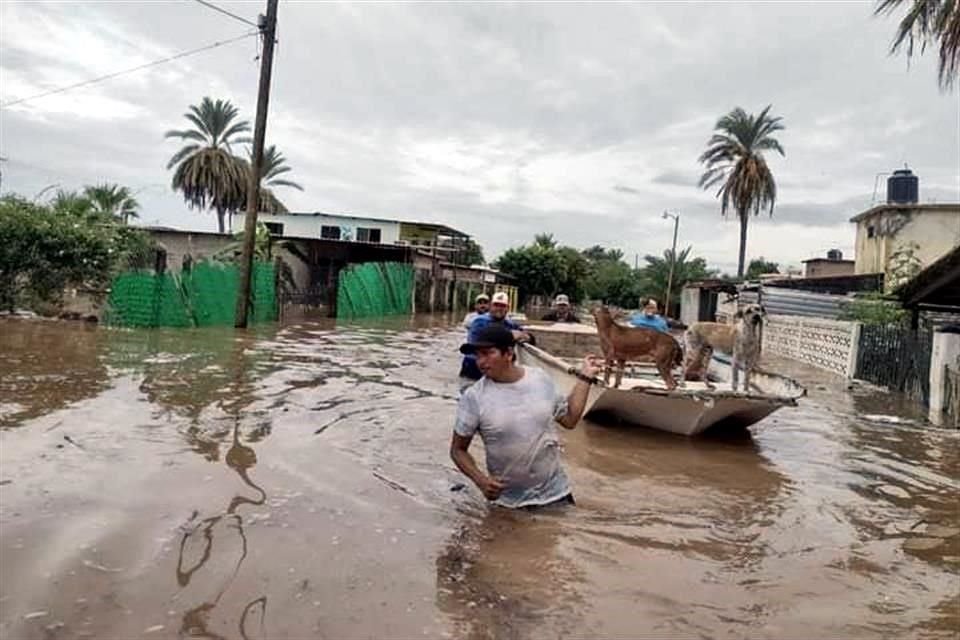 El agua superó el metro de altura en algunas zonas de Guaymas, Sonora.