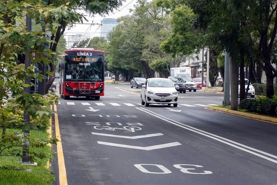 Por la Avenida Hidalgo se encuentra el bus-bici, carril que compartirán ciclistas y el transporte público.