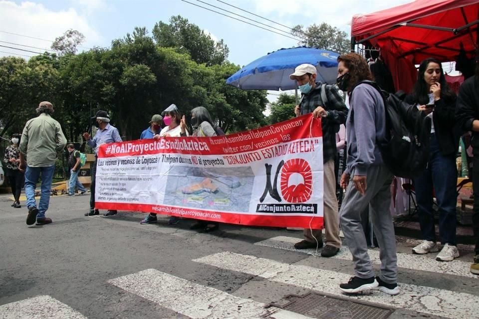 Vecinos se manifestaron por la continuación del proyecto inmobiliario del Estadio Azteca y expresaron su preocupación por el agua.