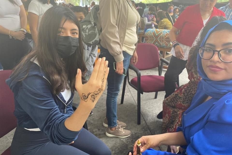 Los tatuajes de henna era una de las actividades más solicitadas.