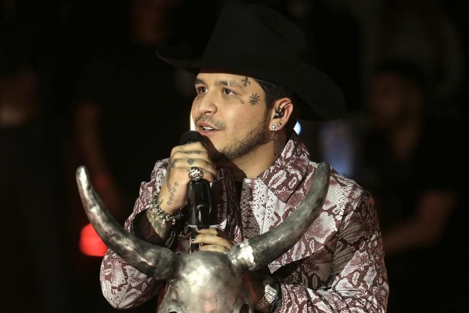 El cantante Christian Nodal volvió a causar furor en redes sociales luego de aparecer con la cara sin rastro de tatuajes.