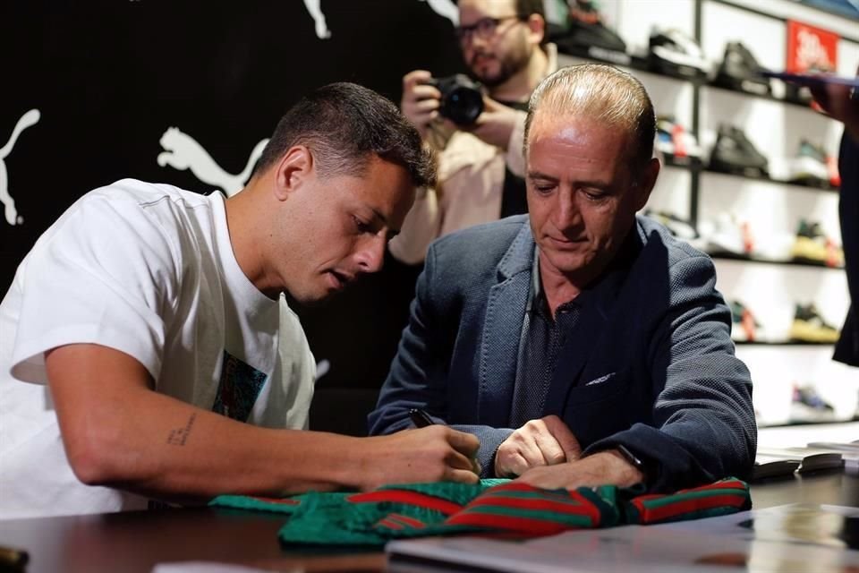 El 'Chicharito' estuvo acompañado de su padre.