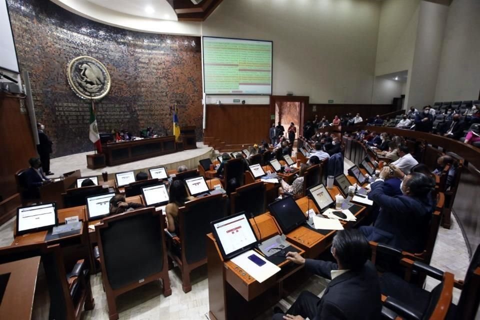 Diputados propusieron un aumento salarial de 3.2% para los trabajadores de base, pero ellos quieren 6%.