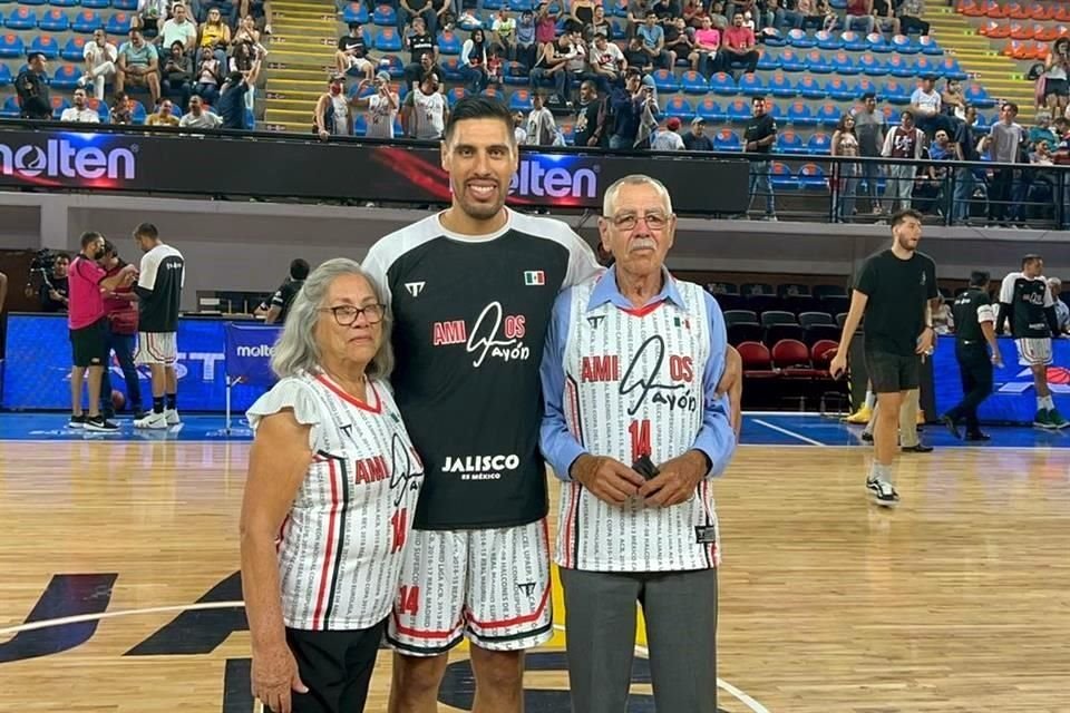 El basquetbolista posa con sus padres, Carlos Gustavo Ayón Peña y Edelmira Aguirre Garza.