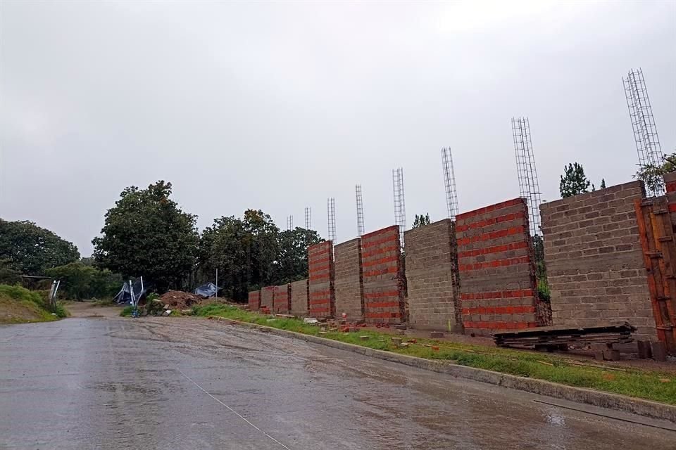 La obra comenzó en julio con la colocación de una barda perimetral, que rodea una zona de pinos y encinos.