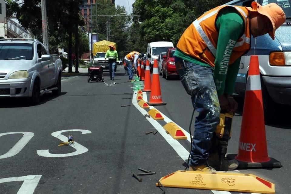 Obras de balizamiento del carril confinado para transporte público y bicicletas en avenida Hidalgo al cruce con Américas.